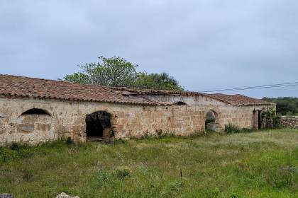 Maison de campagne avec permis de rénovation et piscine.