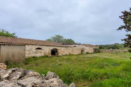 Maison de campagne avec permis de rénovation et piscine.