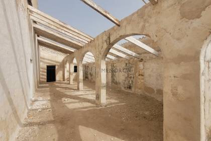 Maison de campagne avec permis de rénovation et piscine.