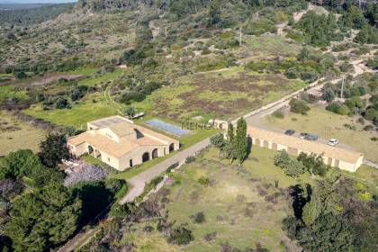 Casa de campo con licencia de reforma y piscina.