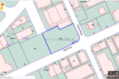 Plot of land with all types of use in the main street of the industrial estate.