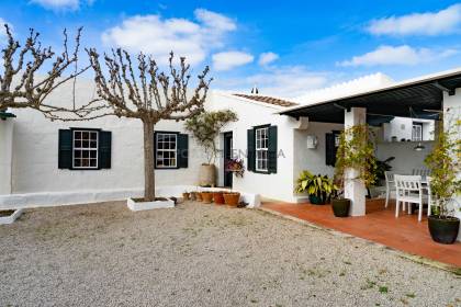 Country house with sea views on the South Coast