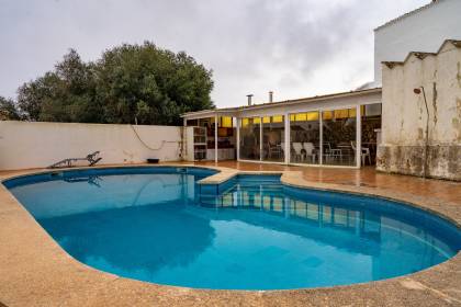 Casa de campo con una piscina , actualmente dividida en tres viviendas.