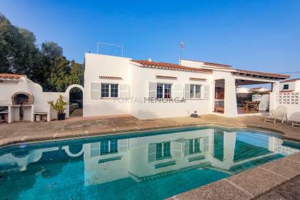 Villa with swimming pool in a very quiet residential area.
