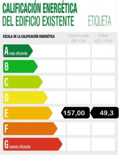 CEE Casa tipo dúplex con cochera y local comercial en el centro de Es Castell