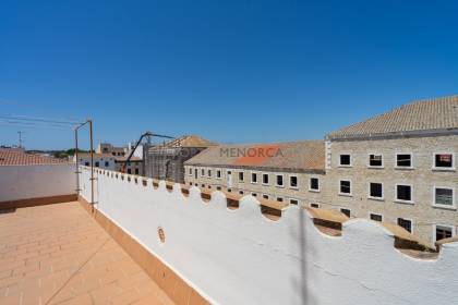 Casa tipo dúplex con cochera y local comercial en el centro de Es Castell