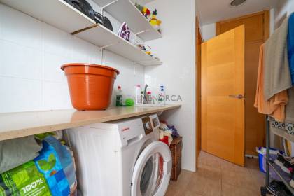 Casa tipo dúplex con cochera y local comercial en el centro de Es Castell