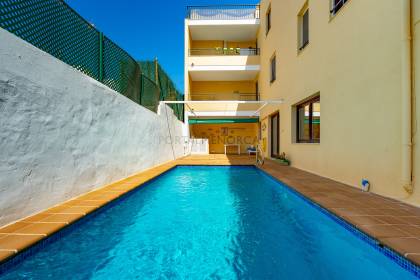 Casa con patio y piscina en el centro de Es Castell