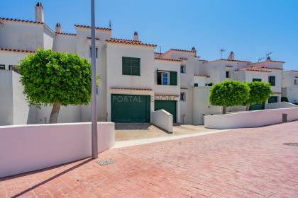 Casa adosada con piscina comunitaria y vistas al mar.