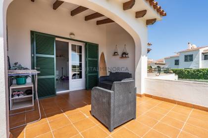 Casa adosada con piscina comunitaria y vistas al mar.