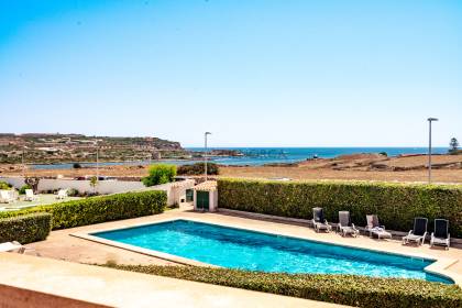 Maison jumelée avec piscine commune et vue sur la mer.