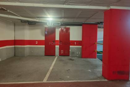 Emplacement de parking et salle de stockage