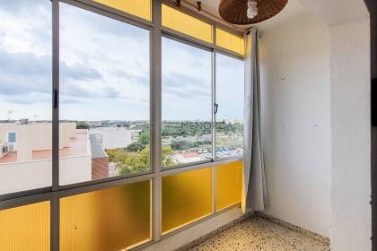 Flat with lift and open views in Mahón.