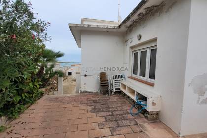 Villa to renovate at 50 meters from the sea in Punta Prima