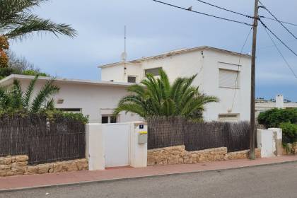 Chalet para reformar a 50 metros del mar de la playa de Punta Prima