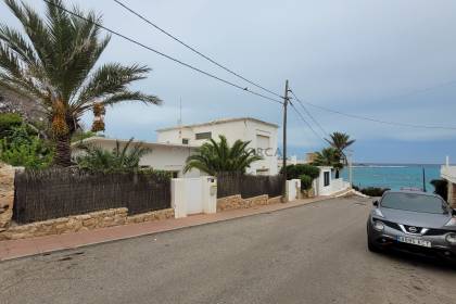 Chalet para reformar a 50 metros del mar de la playa de Punta Prima