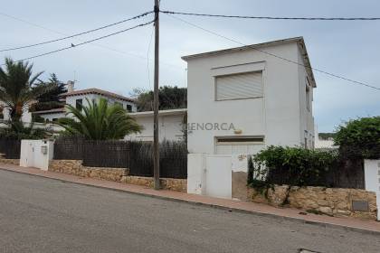 Chalet para reformar a 50 metros del mar de la playa de Punta Prima