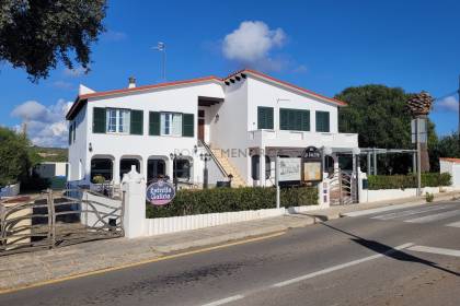 Local comercial en venta con terraza y vivienda en la parte superior.