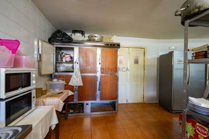 Local comercial en venta con terraza y vivienda en la parte superior.