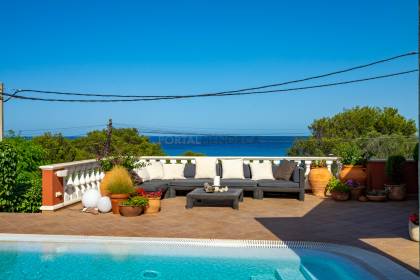 Belle villa avec vue sur la mer à Punta Prima