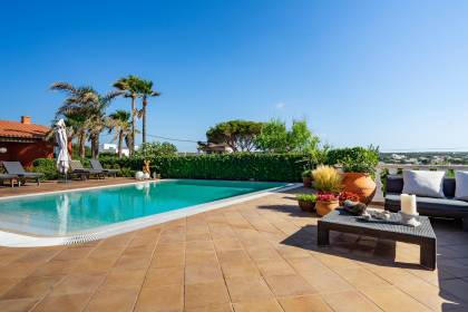 Belle villa avec vue sur la mer à Punta Prima