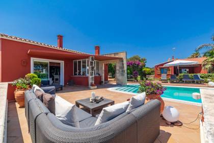 Belle villa avec vue sur la mer à Punta Prima