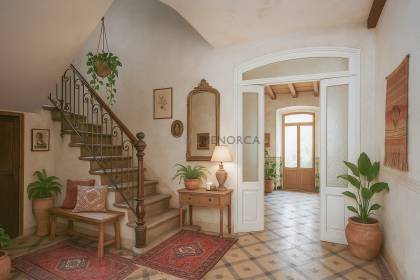 Casa con cochera y patio para reformar en el centro histórico de Mahón.