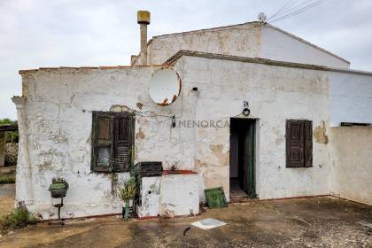 Country house for sale to renovate in S'Uestrar.