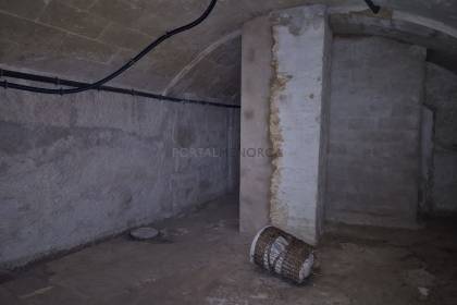 Garage and basement located on a street in the historic centre of Mahón