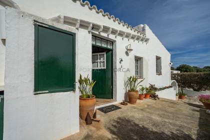 MAISON DE CAMPAGNE AUTONOME AVEC VUE SUR LA MER