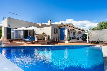 Detached villa with its own swimming pool in Cales Coves