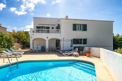 Villa individuelle avec piscine et licence de location touristique à proximité de Cales Fonts.