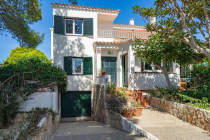 Villa individuelle avec piscine et licence de location touristique à proximité de Cales Fonts.