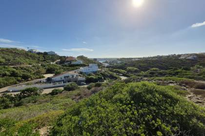 Investment opportunity in Cala Llonga with sea views