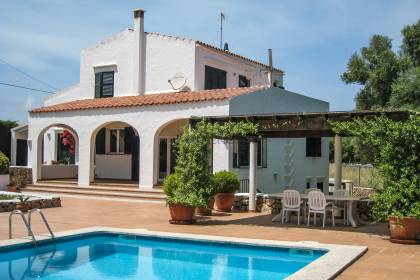 Encantadora Casa Unifamiliar de Estilo Rústico con Piscina y Garaje