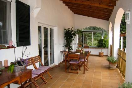 Encantadora Casa Unifamiliar de Estilo Rústico con Piscina y Garaje