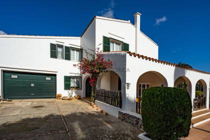 Encantadora Casa Unifamiliar de Estilo Rústico con Piscina y Garaje