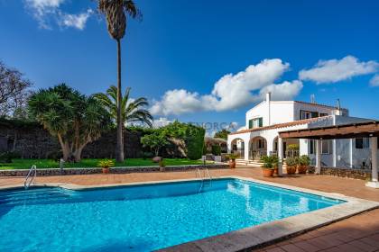 Encantadora Casa Unifamiliar de Estilo Rústico con Piscina y Garaje