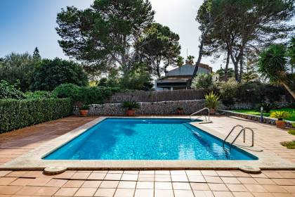 Encantadora Casa Unifamiliar de Estilo Rústico con Piscina y Garaje