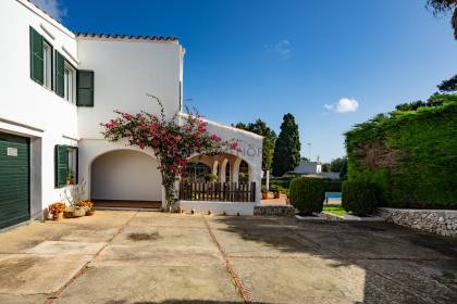 Encantadora Casa Unifamiliar de Estilo Rústico con Piscina y Garaje