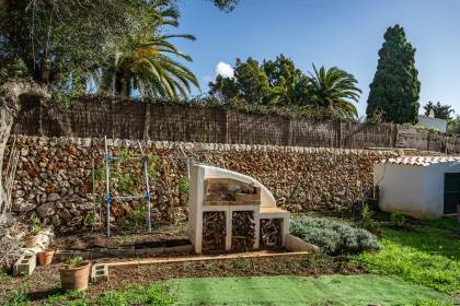 Encantadora Casa Unifamiliar de Estilo Rústico con Piscina y Garaje