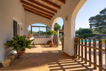 Encantadora Casa Unifamiliar de Estilo Rústico con Piscina y Garaje