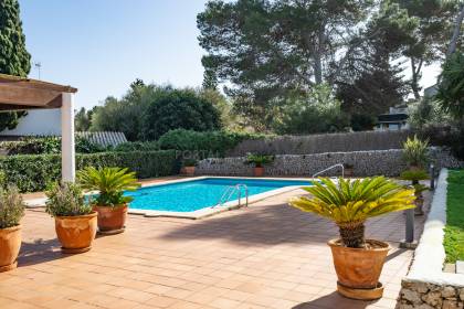 Encantadora Casa Unifamiliar de Estilo Rústico con Piscina y Garaje