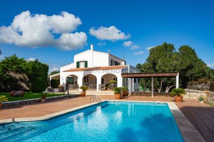 Charmante maison indépendante de style rustique avec piscine et garage