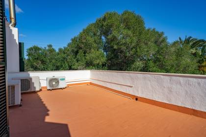 Encantadora Casa Unifamiliar de Estilo Rústico con Piscina y Garaje