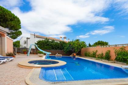 villa avec piscine et jacuzzi à Es Castell