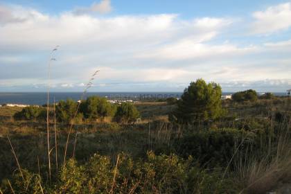 Plot with views to the sea in the exclusive Coves Noves.