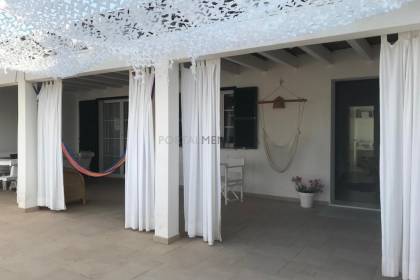Casa de campo de reciente construcción en zona Llumesanes.