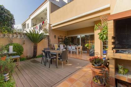 Maison entière avec patio et garage à vendre à Sant Lluís