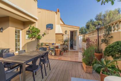 Casa entera con patio y garaje en venta en Sant Lluís